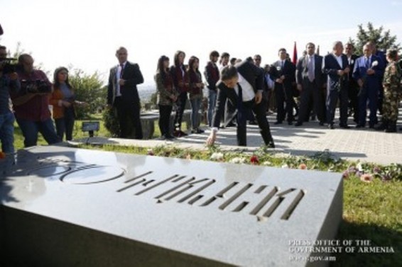 Կարեն Կարապետյանը հարգանքի տուրք է մատուցել զոհված ազատամարտիկների հիշատակին