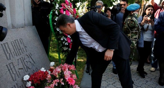 Премьер-министр Армении отдал дань памяти погибшим воинам