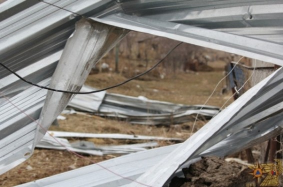 Գեղարքունիքի մարզի Լճաշեն գյուղում ուժեղ քամու հետևանքով տանիքներ են վնասվել