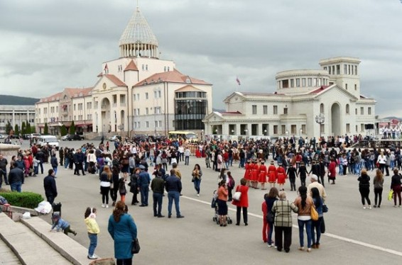 Ուղիղ. Ստեփանակերտի հրապարակում պատրաստվում են զորահանդեսի