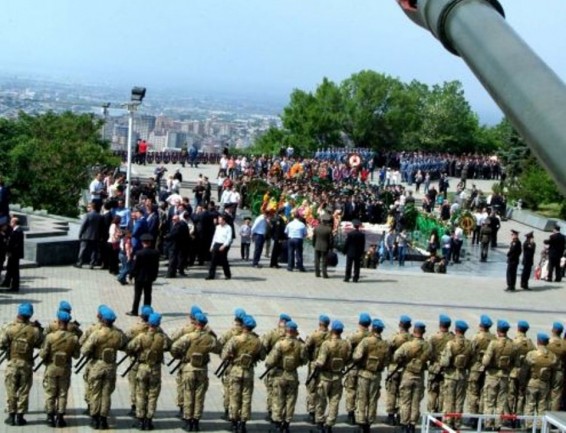 Video. Տոնական շքերթ. Բարձրաստիճան պաշտոնյաներն այցելել էին «Հաղթանակ» զբոսայգի