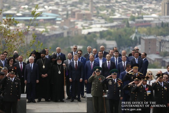 Photo. Բոլորս պարտք ունենք մեր ԶՈՒ նկատմամբ, որը վերադարձնել անհնար է. Վարչապետը մասնակցել է Հաղթանակի և խաղաղության տոնին նվիրված միջոցառմանը