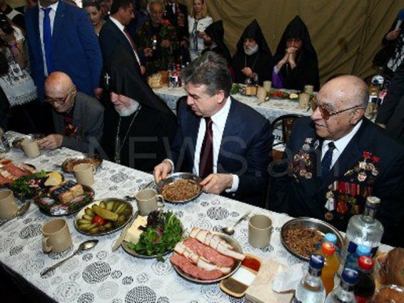 Photo. Կարեն Կարապետյանը ճաշեց վետերանների հետ