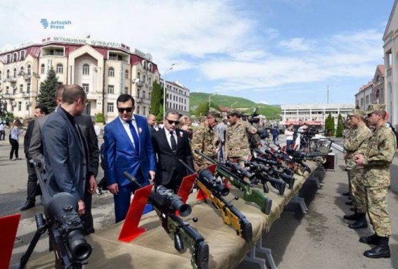 Photo. Ստեփանակերտի Վերածննդի հրապարակում զենքի ցուցադրություն է կազմակերպվել