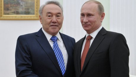 Назарбаев поздравил Путина с Днем Победы