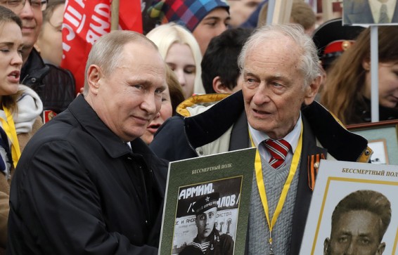 Путин принял участие в шествии «Бессмертного полка»