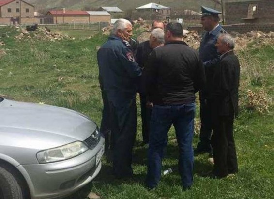 Photo. 5000 ձայն ստացած Խաչիկ Մանուկյանի պաշտպանության համար 10-15 մարդ է հավաքվել