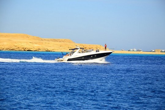 Եգիպտական ռազմածովային ուժերը զբոսաշրջիկներին փրկել են Կարմիր ծովում աղետի ենթարկված մոտորանավակից