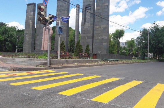 Շուրջ 3 տարի Մյասնիկյանի արձանի հարևանությամբ բնակված ընտանիքը լքել է ՀՀ-ում Ֆրանսիայի դեսպանատան տարածքը