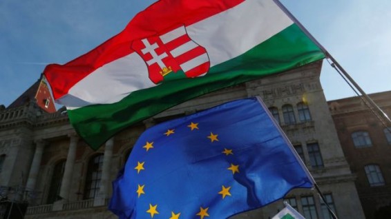 Тысячи людей вышли на протестный марш в Будапеште