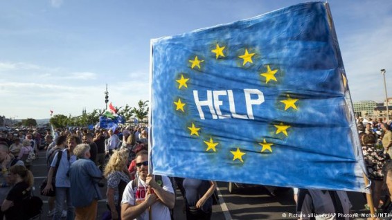 Тысячи людей вышли на акцию протеста в Венгрии