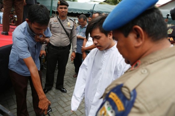 Ինդոնեզիայում նույնասեռական երկու տղամարդ հրապարակավ մտրակի հարվածների են ենթարկվել