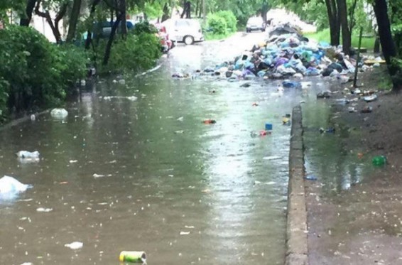 Photo. Լվովում հորդառատ անձրևից հետո աղբանոցների աղբը տարածվել է քաղաքով մեկ