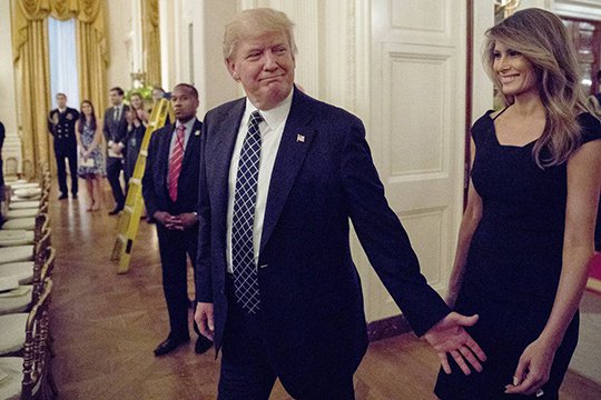 Մելանյա Թրամփը վերջապես բռնել է ամուսնու ձեռքը. ԶԼՄ-ներ