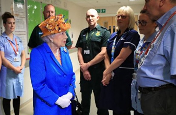 Եղիսաբեթ Բ-­ն այցելել է Մանչեսթրում ահաբեկչությունից տուժած երեխաներին