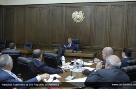 Արա Բաբլոյանը վարել է ՀՀ ԱԺ խորհրդի անդրանիկ նիստը