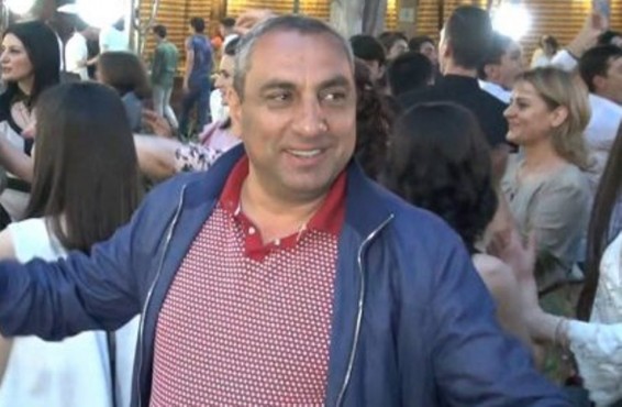 Video. Ինչպես է Սամվել Ալեքսանյանը պարում շրջանավարտների հետ