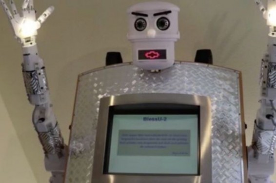 Video. Գերմանիայի քաղաքներից մեկում քահանան փոխարինվել է ռոբոտով