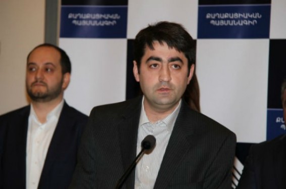 Վրացական կառավարության շենքի առջև բողոքի ակցիա է, պահանջում են բացատրել, թե ինչպես է լրագրողը հայտնվել Բաքվում. Արսեն Խառատյան