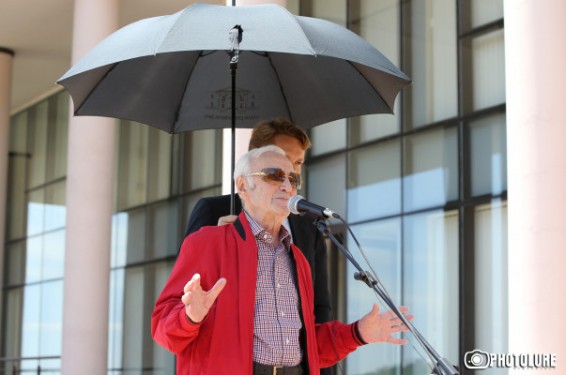 Վստահությամբ եմ կայացրել որոշումը, և որդուս ՝ Նիկոլա Ազնավուրի հետ Երևանում հիմնել  «Ազնավուր» հիմնադրամը․ Շառլ Ազնավուր