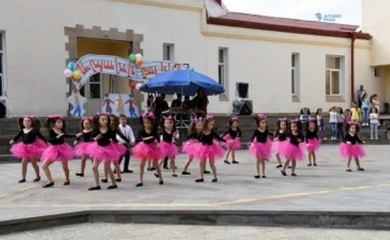 Ստեփանակերտի Շառլ Ազնավուրի անվան մշակույթի կենտրոնի բակում տեղի է ունեցել տոնական համերգ