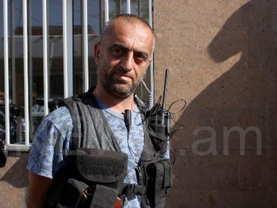 Արմեն Լամբարյանի մոր զգացողությունը ՔԿՀ-ի դիմաց վատացել է, շտապօգնություն են կանչել