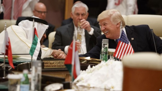 Трамп заявил, что обсуждал проблему Катара с арабскими лидерами