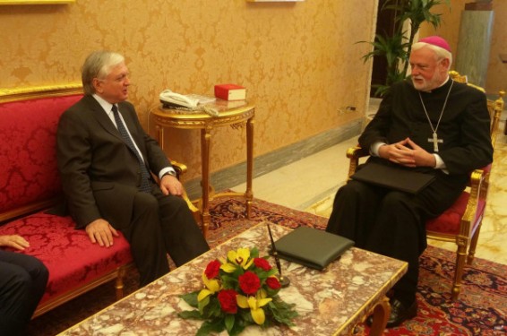 Հայաստանի արտգործնախարարը հանդիպել է Սուրբ Աթոռի՝ պետությունների հետ հարաբերությունների քարտուղարին