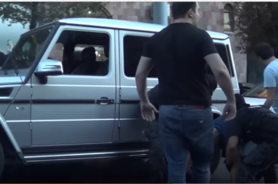 Video. Երևանում ավտոշարասյունով շրջող մեքենաներում գտնվողները վնասազերծվել են. մեքենաներում զենքեր են հայտնաբերվել