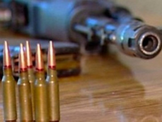 Կինը կամավոր զենք-զինամթերք է հանձնել