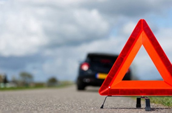 Ավտոմեքենան բախվել է ծառին. ծառը շրջվել է