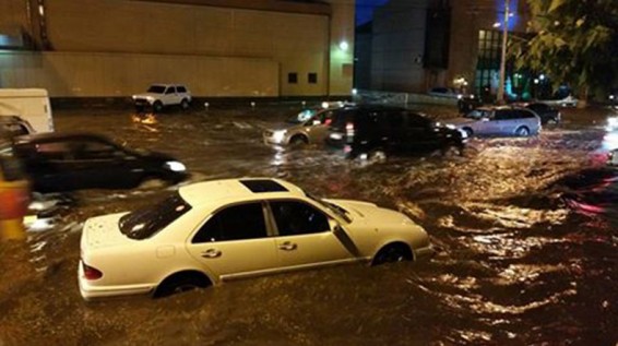 Մաշտոցի պողոտայի գետնանցումում ջրի մեջ արգելափակված ավտոբուսից փրկարարները տարահանել են 16 քաղաքացու