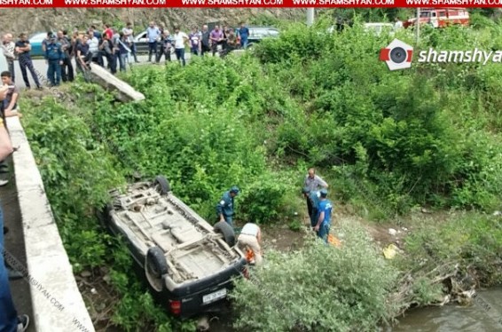 Լոռիում «Chrisler»-ը բախվել է մարդատար ավտոբուսին, ապա շրջվելով հայտնվել Դեբեդ գետի ափին. կան տուժածներ