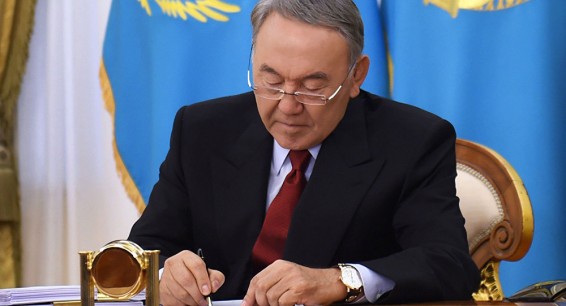 Назарбаев подписал закон, повышающий пенсии и пособие по рождению ребёнка
