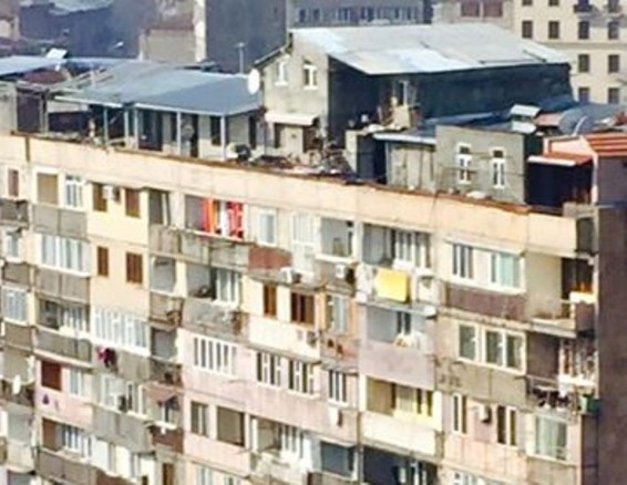 Երեւանյան շենքի 40-ամյա բնակիչը ոչ սթափ վիճակում սպառնացել է ցած նետվել պատշգամբից