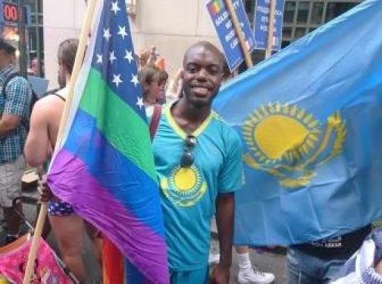 Геи США вышли на парад в одежде с символикой Казахстана