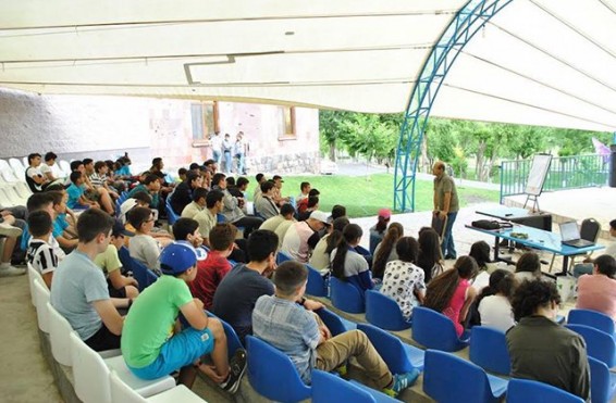 350 պատանիներ և դպրոցականներ մասնակցում են «ԴիջիՔեմփ» նորարարական և «ԱրՄաթ» ամառային տեխնոլոգիական ճամբարներին