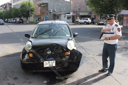 Երևանում Nissan-ը բախվել է հաստաբուն ծառին՝ կին վարորդի ինքնազգացողության վատացման պատճառով. shamshyan.com