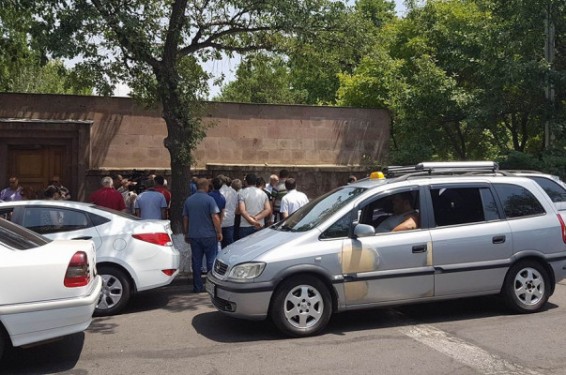 ԱԺ-ի մոտ հավաքված տաքսիստները դժգոհում են, որ չեն ծանուցվել լիցենզիայի վճարների մասին, ինչի արդյունքում մինչև 500 հազար դրամի պարտքեր են կուտակել