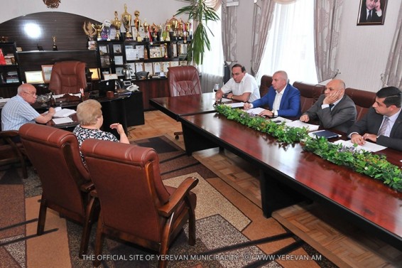 Յուրաքանչյուր հինգշաբթի մայրաքաղաքի վարչական շրջաններում կազմակերպվում են բնակիչների ընդունելություններ