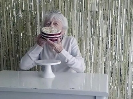 Ավստրալուհին իր 90-ամյակին տորթը ձեռքերով է կերել