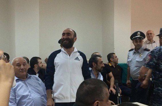 «Ապարանցի Պավլի՛կ, նստի՛». Պավել Մանուկյանը պահանջում է իր ընկերներին բերել նիստերի դահլիճ