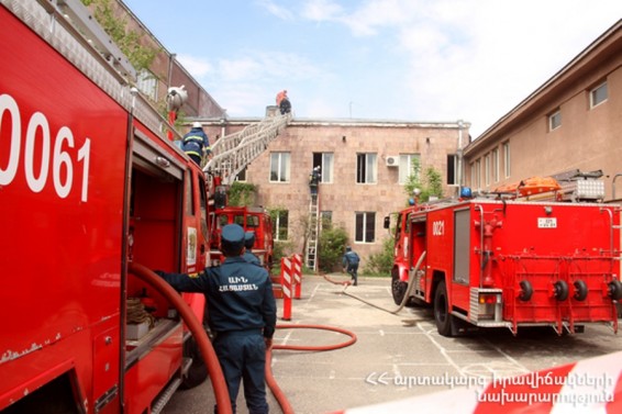 Անհրաժեշտ էր փրկարարների օգնությունը՝ սալիկները պոկվել և ընկել էին