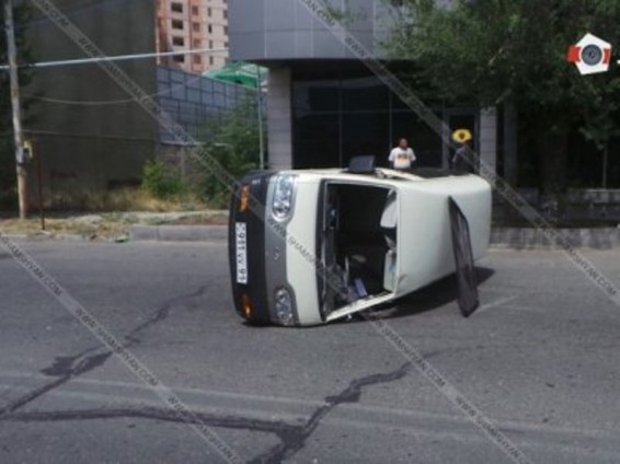 Խոշոր վթար Երեւանում. բախվել են «Լեքսուսն» ու «Դեուն». Վերջինսը շրջվել է. կան վիրավորները