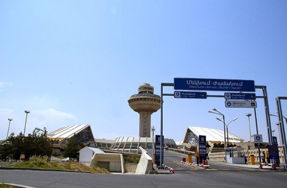 «Զվարթնոց» օդանավակայանից հայտնաբերել և ՔՀԳՎ բերման են ենթարկել հետախուզվող տղամարդու