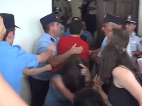 Դատարանից բերման ենթարկված «Սասնա ծռերի» անդամի եղբոր դեմ քրեական գործ է հարուցվել