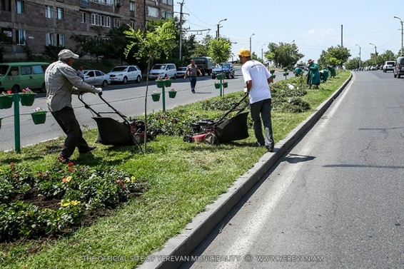 Շարունակվում են մայրաքաղաքի ընդհանուր օգտագործման կանաչ տարածքների խնամքի աշխատանքները