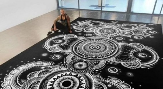 Photo. Տղամարդը կերակրի աղով նկարում է բացառիկ պատկերներ