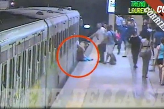 Հռոմի մետրոյի գնացքը քարշ է տվել դռների մեջտեղում սեղմված կնոջը