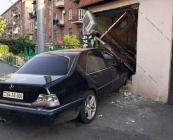 Երևանում վարորդը Mercedes-ով մխրճվել է խանութի մեջ